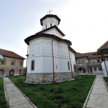 Mănăstirea Sărăcinești