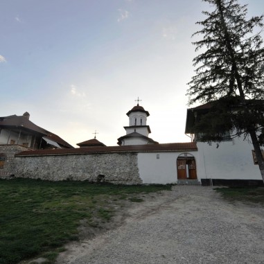 Mănăstirea Sărăcinești